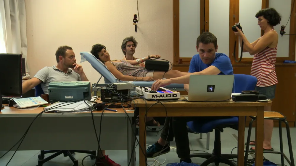 Au travail tous ensemble au labo